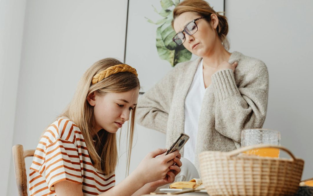 Ako hovoriť s inými rodičmi o odkladaní smartfónov – bez toho, aby to vyznelo odsudzujúco?
